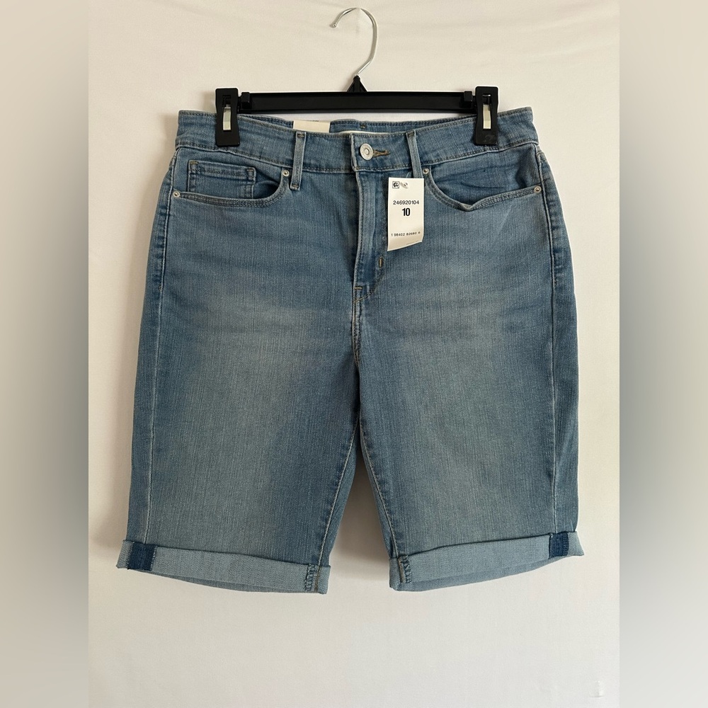 NWT Signature Levi Strauss Mid Rise Bermuda Shorts Size 10 W30  Light Wash